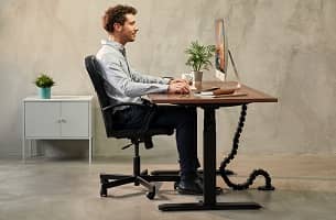 Ako správne sedieť pri počítači: sprievodca zdravým sedením